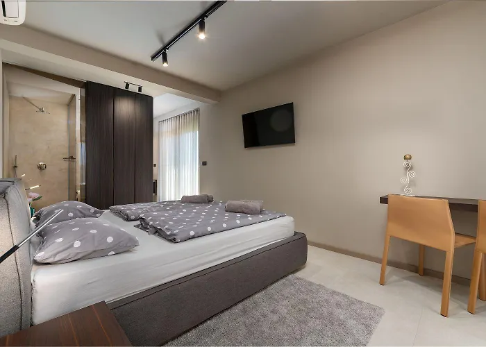 Vakantiehuis Noble Strandnahe Mit Meerblick, Privatpool, Gym, Nur 700 Meter Zum