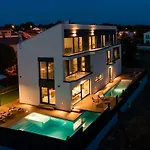 Noble Strandnahe Mit Meerblick, Privatpool, Gym, Nur 700 Meter Zum Дом отдыха