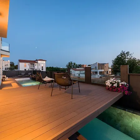 Noble Strandnahe Mit Meerblick, Privatpool, Gym, Nur 700 Meter Zum Poreč