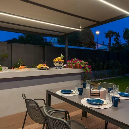 Noble Strandnahe Mit Meerblick, Privatpool, Gym, Nur 700 Meter Zum Porec