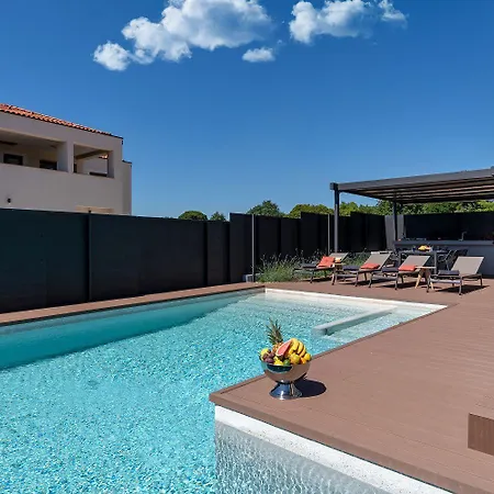 Noble Strandnahe Mit Meerblick, Privatpool, Gym, Nur 700 Meter Zum Porec