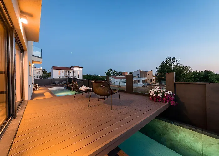 Noble Strandnahe Mit Meerblick, Privatpool, Gym, Nur 700 Meter Zum Poreč