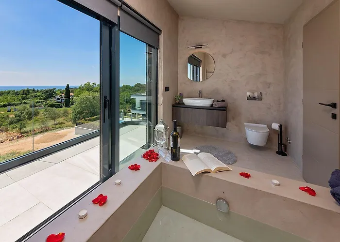 Дом отдыха Noble Strandnahe Mit Meerblick, Privatpool, Gym, Nur 700 Meter Zum Пореч