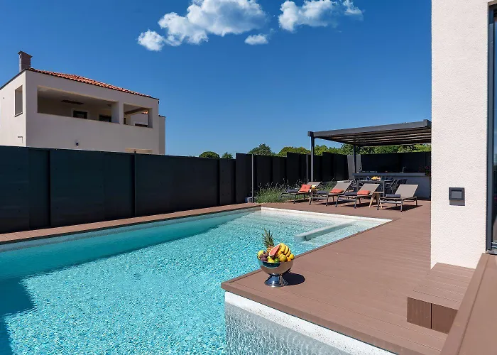 Noble Strandnahe Mit Meerblick, Privatpool, Gym, Nur 700 Meter Zum Пореч