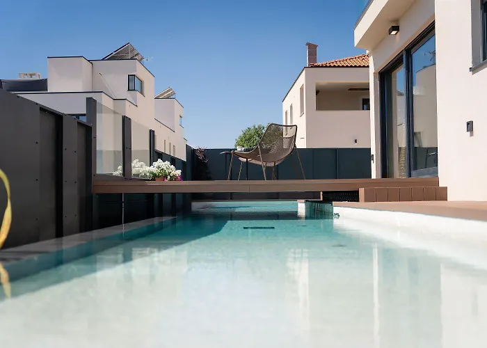 Ferienhaus Noble Strandnahe Mit Meerblick, Privatpool, Gym, Nur 700 Meter Zum Poreč