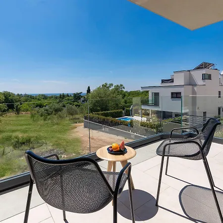 Nyaraló Noble Strandnahe Mit Meerblick, Privatpool, Gym, Nur 700 Meter Zum Poreč