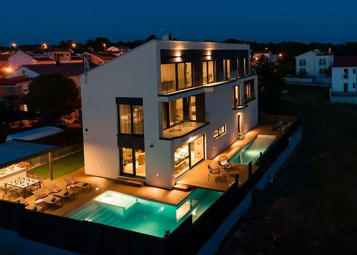 Noble Strandnahe Mit Meerblick, Privatpool, Gym, Nur 700 Meter Zum Nyaraló
