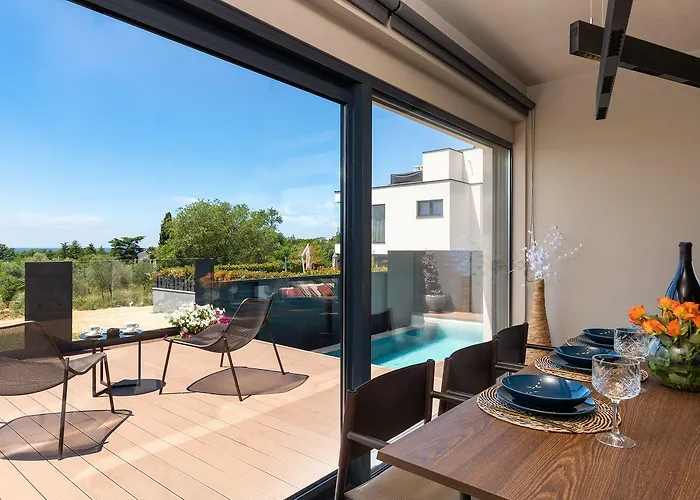 Noble Strandnahe Mit Meerblick, Privatpool, Gym, Nur 700 Meter Zum Nyaraló Poreč