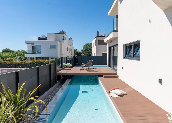 Noble Strandnahe Mit Meerblick, Privatpool, Gym, Nur 700 Meter Zum Nyaraló Poreč